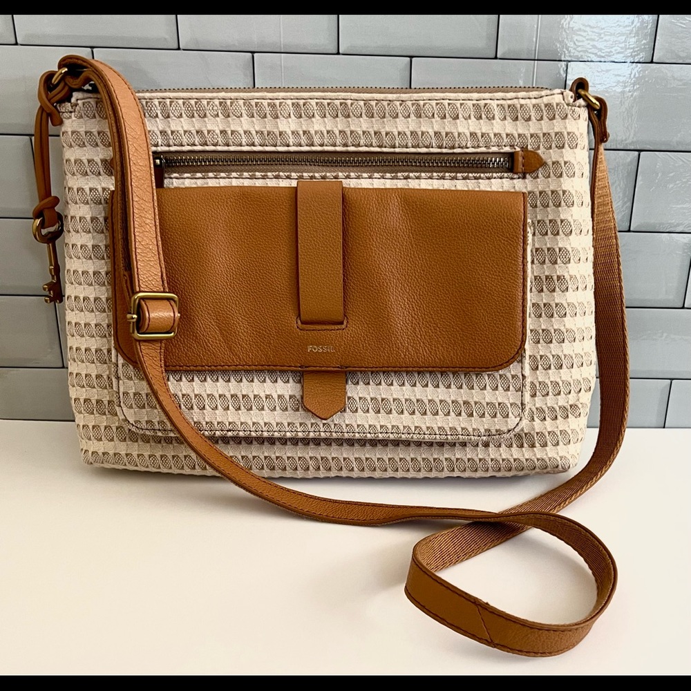 NWOT, Fossil Handbag, perfect for everyday use.